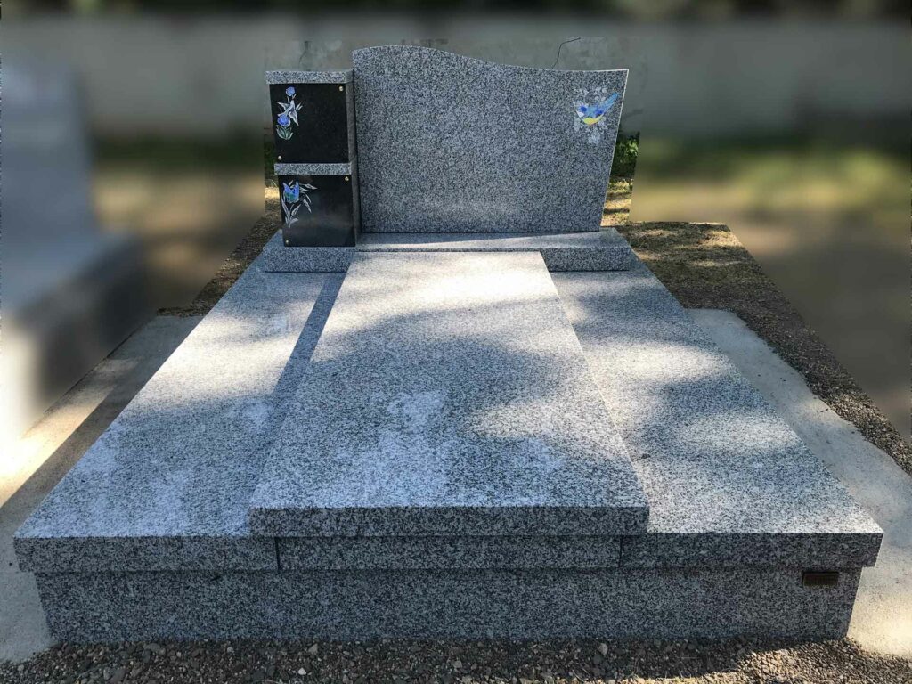 Monument avec stèle et cavurnes